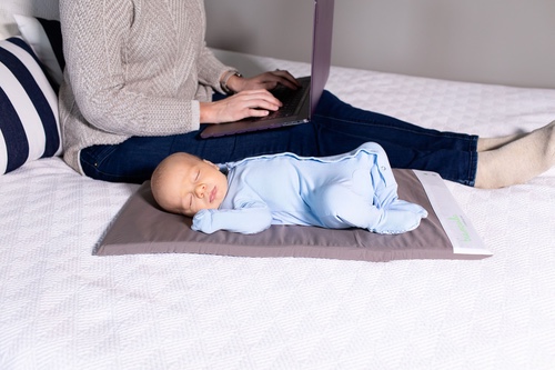 baby asleep on baby brezza mat